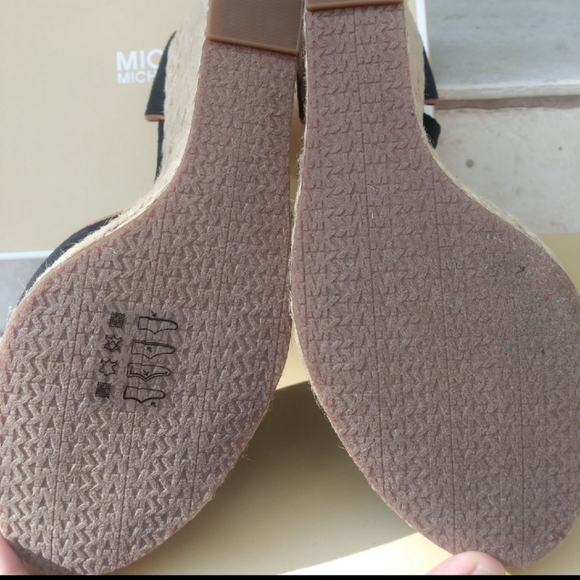 Michael Kors Lilah Wedge Canvas Sandals Size 9M - Picture 4 of 6